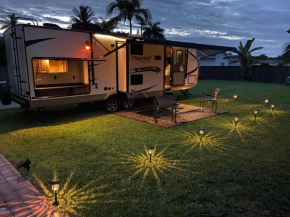 Cozy Camper - Free Parking